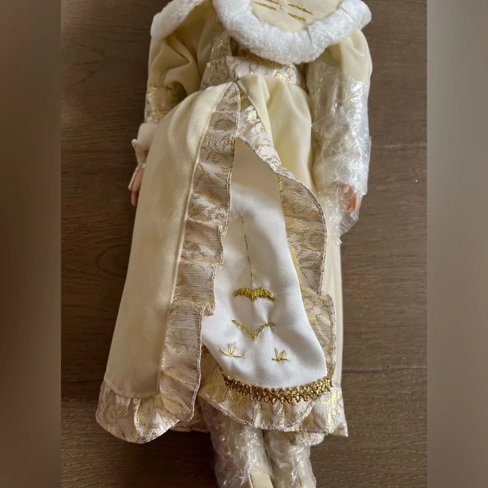 Vintage Winter Porcelain Doll, Lauren, Heritage Signature Collection